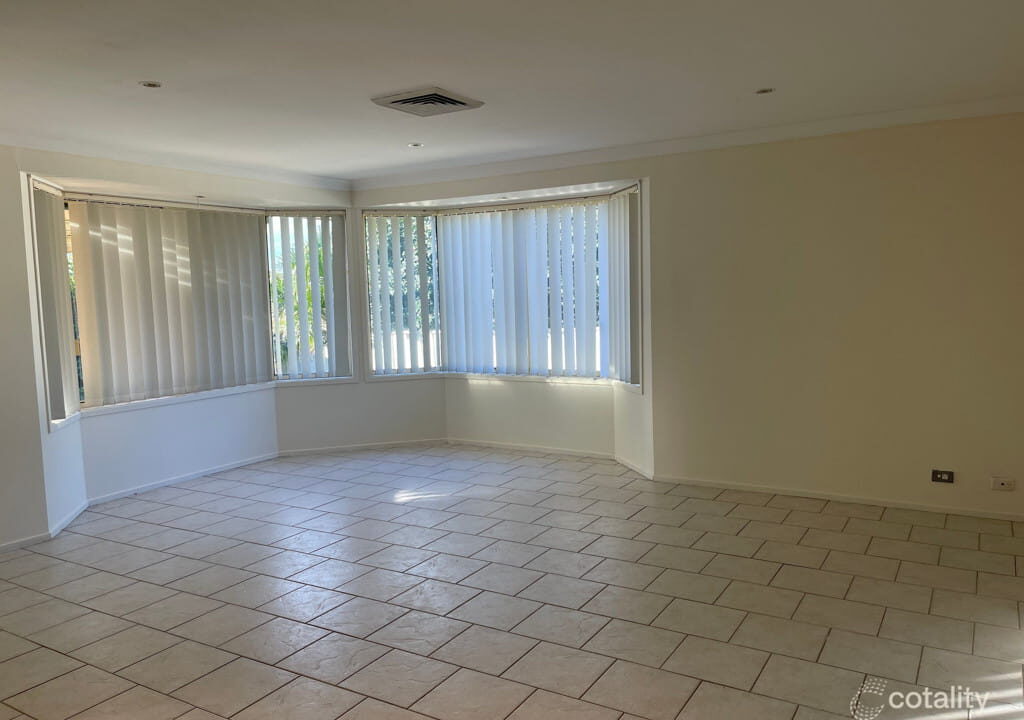 10 Ulladulla Drive, PRESTONS NSW