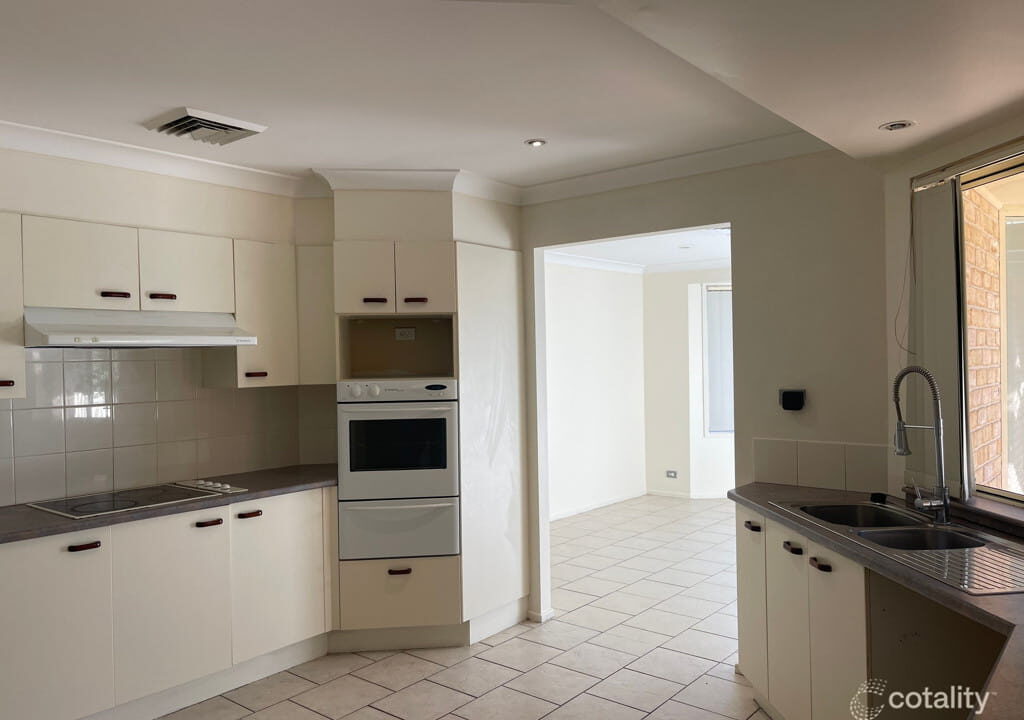 10 Ulladulla Drive, PRESTONS NSW