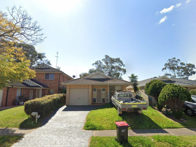 17 Glenelg Court WATTLE GROVE NSW